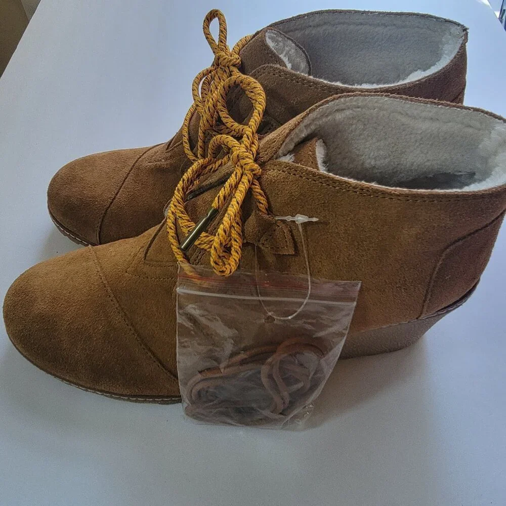 TOMS Desert Tan Suede Wedge Ankle Boots Women’s Size 10 Faux Fur Lined